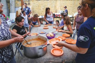Intendentes bonaerenses marchan al Ministerio de Capital Humano para reclamar fondos para los comedores escolares