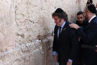 En el Muro de lo Lamentos, Milei recibió la “bendición” de la policía fronteriza de Jerusalén