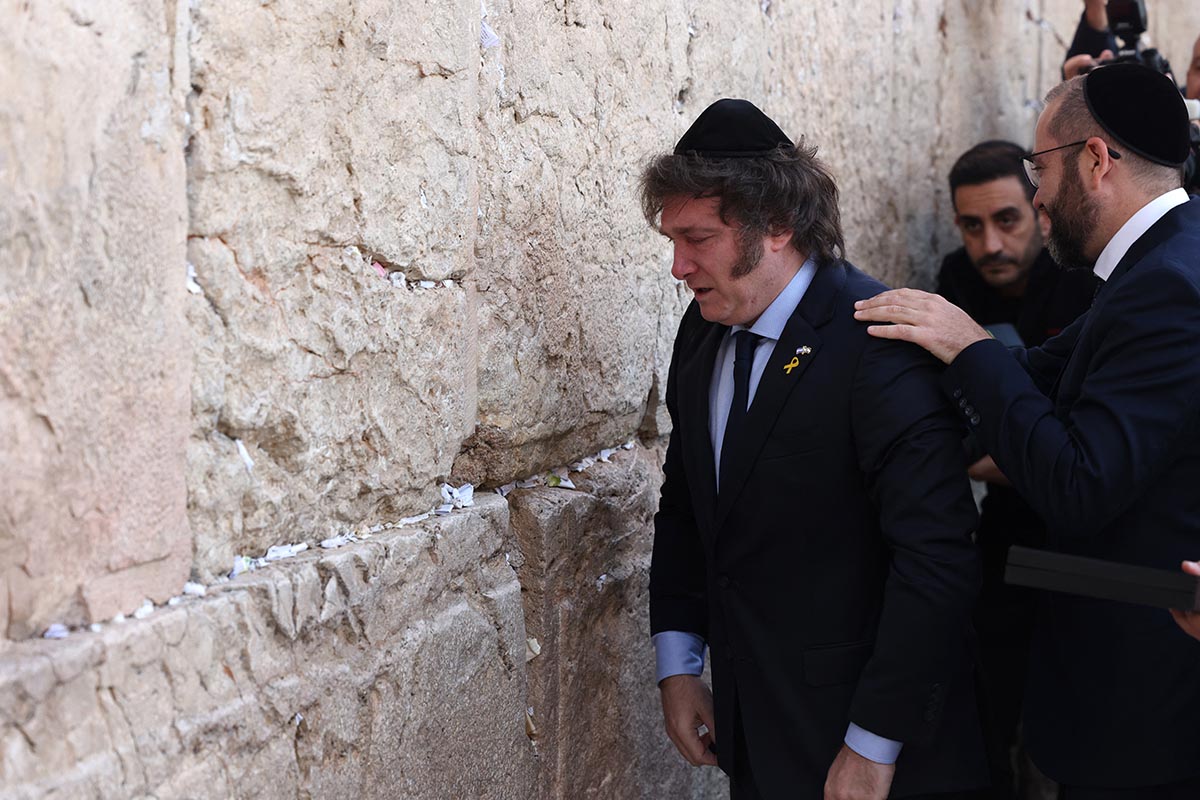 En el Muro de lo Lamentos, Milei recibió la “bendición” de la policía fronteriza de Jerusalén