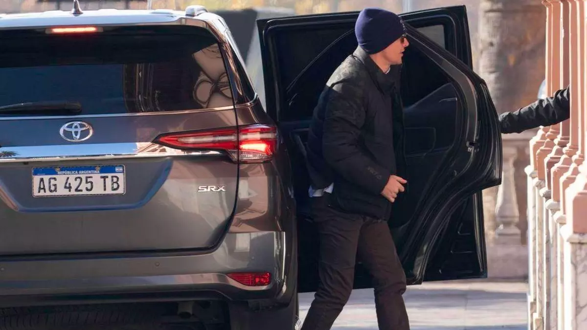 La camioneta con la que se mueve Santiago Caputo acumula más de $17 millones en multas