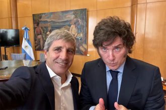 Caputo anunció la privatización de AySA, con la venta del 90% de las acciones