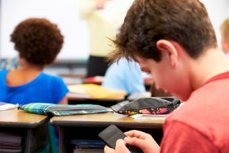 Celulares en escuelas: la Unesco propone formar una «ciudadanía digital» para «aprovechar las oportunidades que ofrecen las nuevas tecnologías”