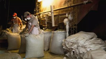 En los primeros dos años de Milei, el Norte y Cuyo despidieron más empleo privado formal que el AMBA