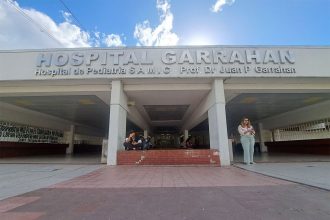 Pasaje, estadía y hotel 4 estrellas: denuncian el uso de fondos del Garrahan para el viaje a Europa de uno de sus directivos