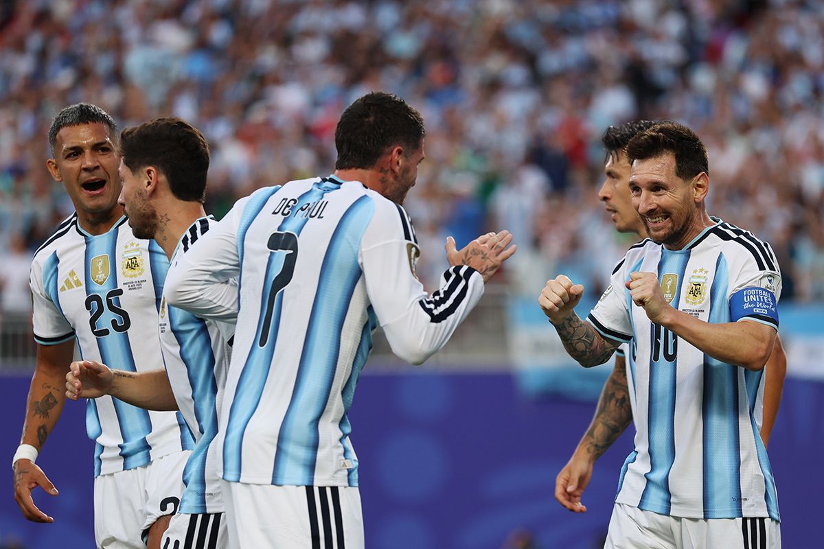 Argentina abre el telón del Mundial con otro show de Messi