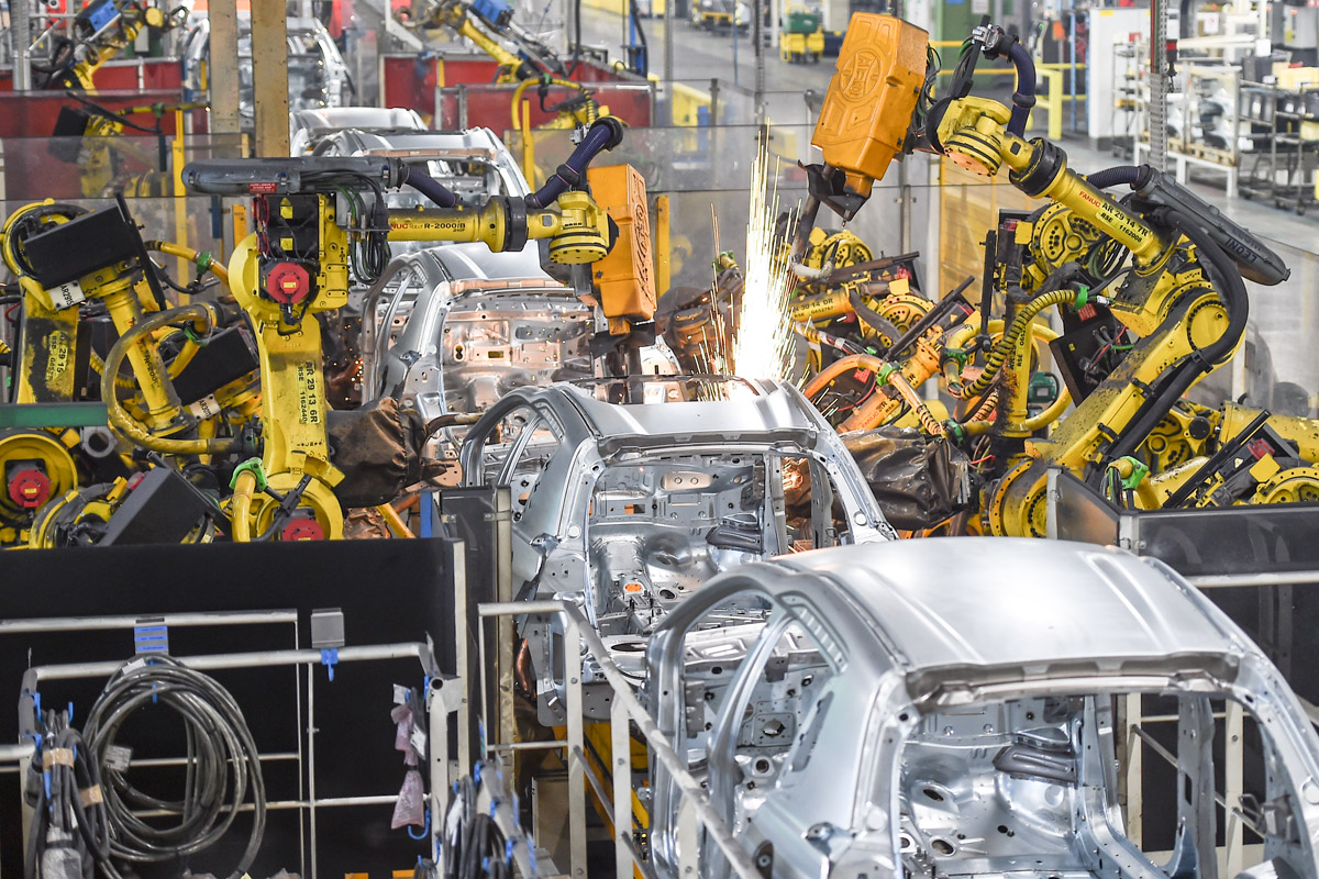 Cuatro de cada diez máquinas en la industria están paradas y ya cerraron 26.500 empresas en la era Milei