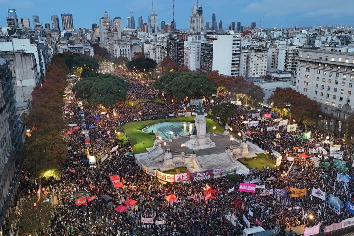 El mensaje final de la multitudinaria marcha: “¡Ni una menos: vivas, libres y desendeudades nos queremos!”