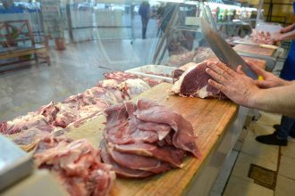 En los barrios, la mayoría tiene ingresos variables y casi todo se gasta en comida