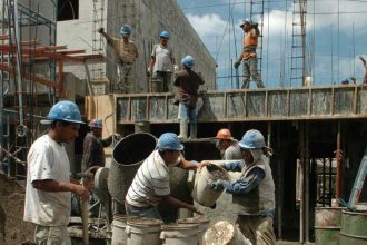 Cinco de cada 10 argentinos se percibe de clase baja y el 86% asegura que su salario pierde contra la inflación