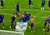 Al final, la bandera por Malvinas apareció en la cancha y la llevó la propia Selección