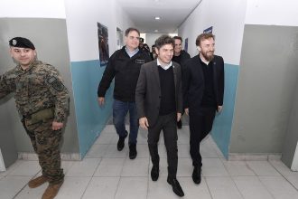 Al inaugurar una base policial, Kicillof cargó contra Milei y el FMI: «La macro no está ordenada si la gente no llega a fin de mes»