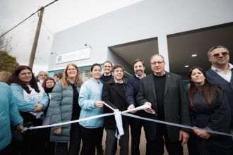 Kicillof inauguró un CAPS y una planta potabilizadora en General Alvear y entregó netbooks a escuelas rurales