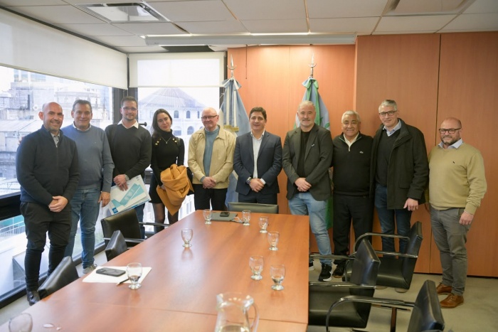 La Provincia firmó convenios clave para asegurar el transporte público en el interior bonaerense