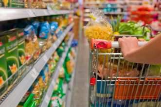 El consumo masivo cayó por sexto mes consecutivo y acumuló una baja del 2,9% en lo que va de 2026