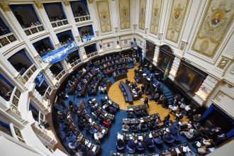 En la vereda opuesta a Milei: impulsan una ley para limitar al 15% la compra de tierras por extranjeros en PBA